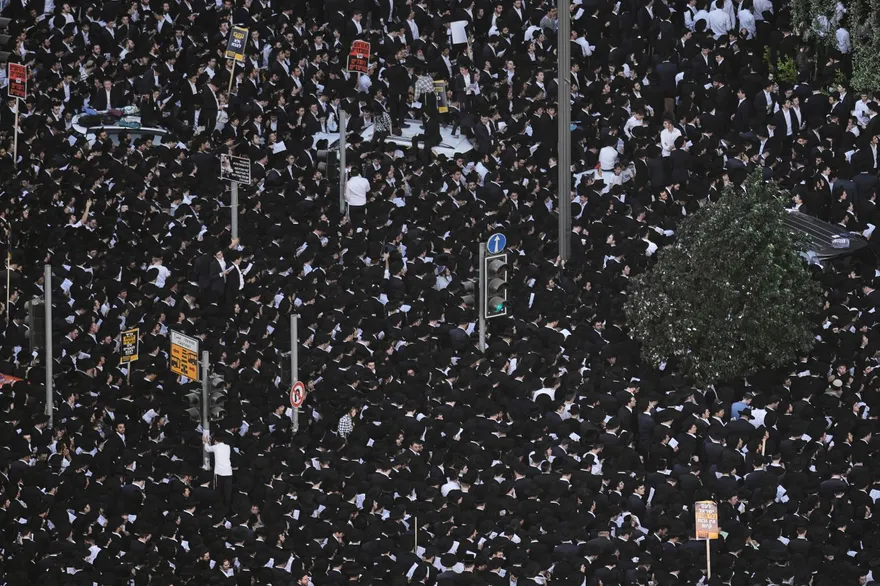 影/反對徵兵！以色列20萬超正統派猶太人集結示威封鎖耶路撒冷