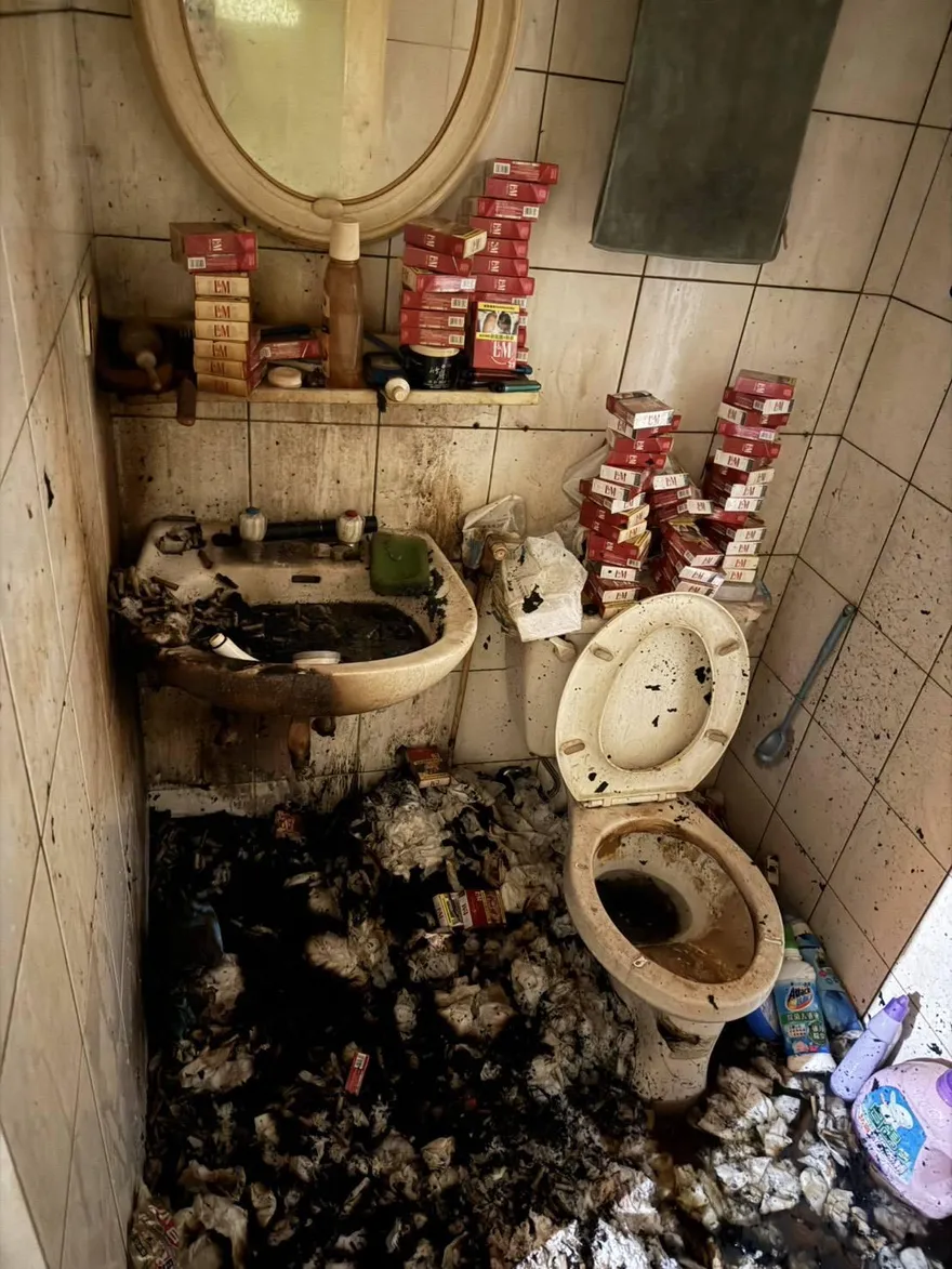 火警現場驚見垃圾堆到天花板！　菸盒、衛生紙堆滿廁所