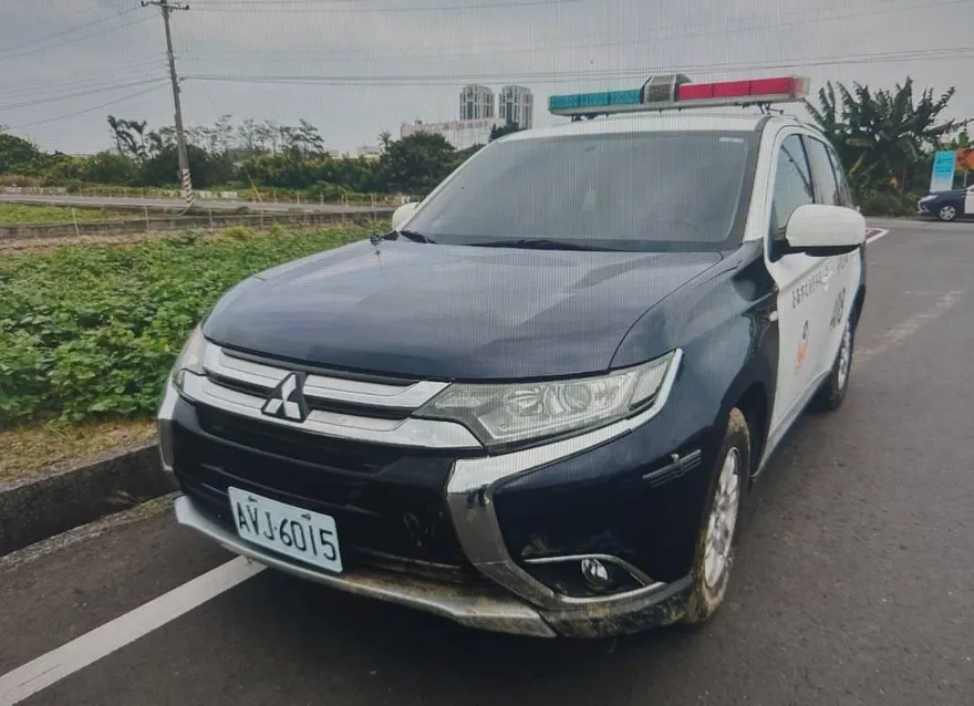 影/台南警趕赴處理車禍！左轉不慎警車衝進田裡