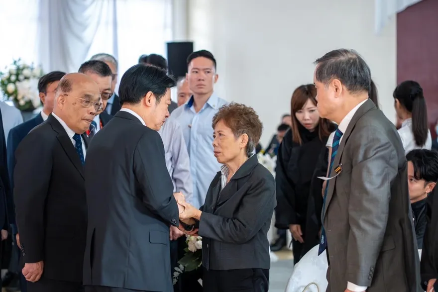 扯爆！張嘉玲赴同黨議員父親告別式搶曝光　挨轟「假公祭真作秀」