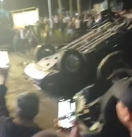 影/不爽檳榔樹被砍！海南農民暴動掀翻車輛　傳警「鳴槍示警」