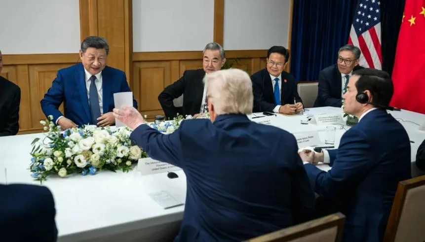 「習川會」漏網鏡頭！川普秀出疑似「提詞卡」　習爆笑氣氛輕鬆