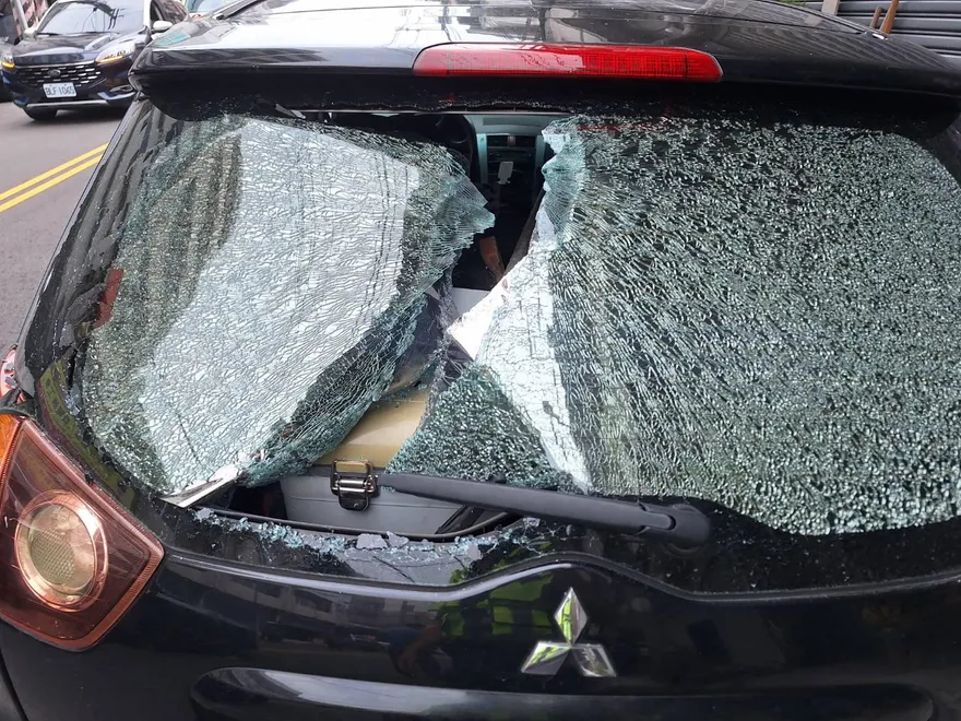 影/玻璃碎成蜘蛛網！台中男持鋼筋亂砸車　警方壓制逮捕