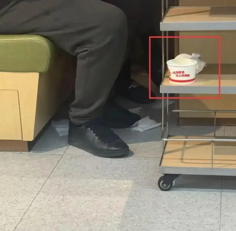 海底撈又出事！陸童想噓噓媽拿紙碗接　「放備菜籃」噁爆旁人