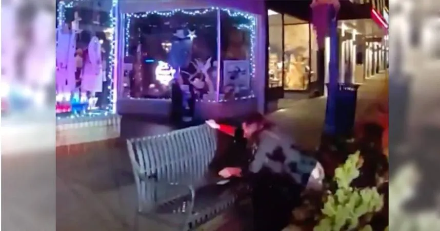 美法官酒後脫序當街脫褲小便　輿論炸鍋慘丟工作