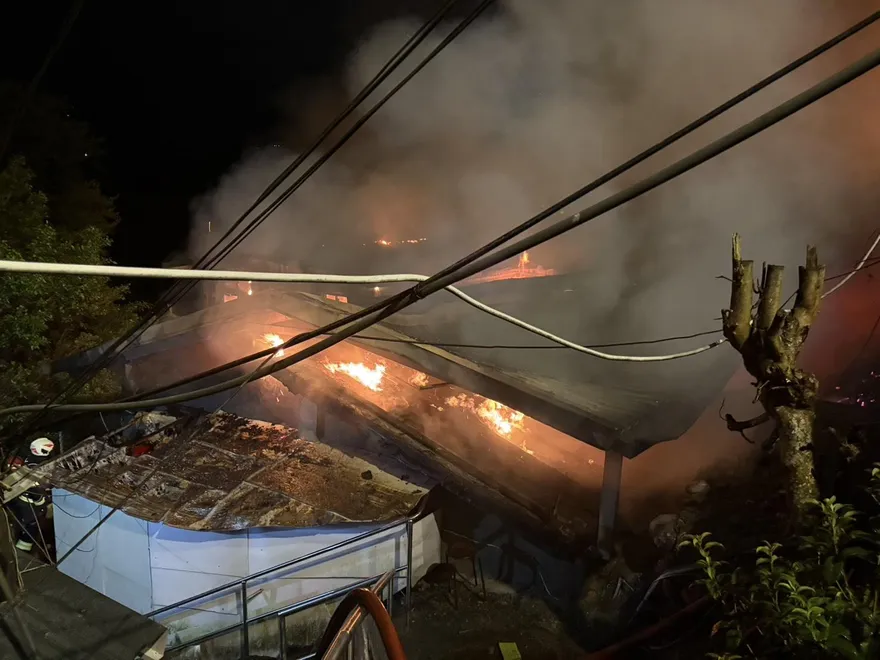 新店大火！火光沖天　4棟鐵皮屋陷火海、幸無人受困