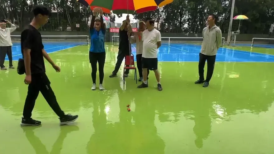 影/台中三藏盃軟網錦標賽遇雨暫停　神明前擲筊定名次