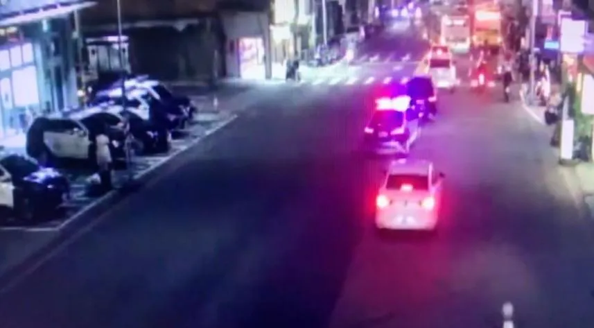 影/要幫學生報仇！醉男衝桃客揮舞「羅賴把」　警火速壓制