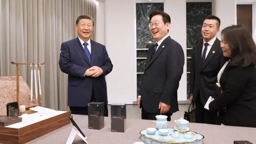 影/習近平贈李在明小米手機被問「通訊安全」　神回覆逗笑全場