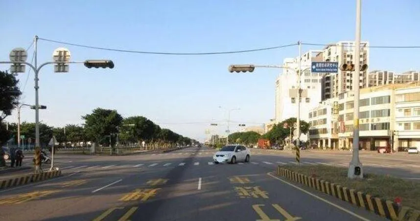 梧棲59歲加拿大女遊客過馬路遭撞飛　大腿骨折送醫