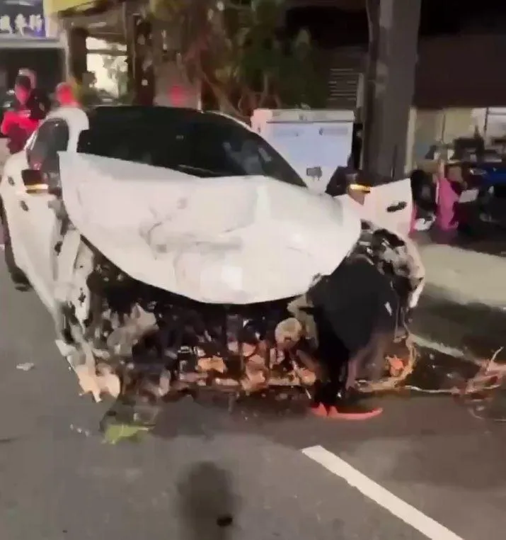 影/台南清晨嚴重車禍！瑪莎拉蒂撞3車2傷　駕駛落跑