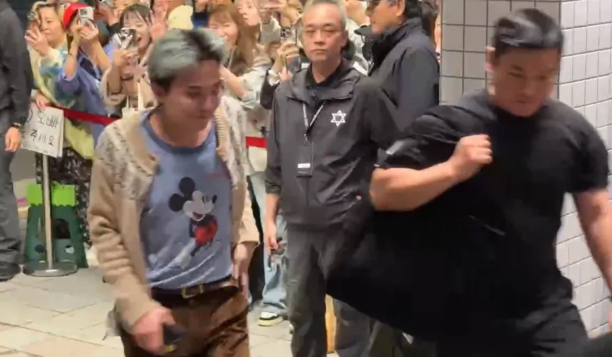 影/直擊！GD演唱會後現身金豬食堂慶功　粉絲擠爆餐廳外