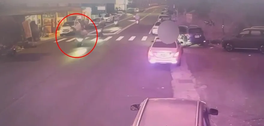 影/為救浪貓！苗栗7旬婦過馬路遭2騎士撞死　兒直擊崩潰