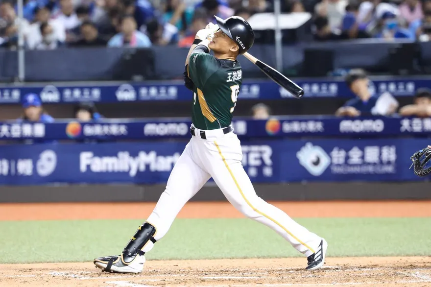 中職/王柏融雙響砲！第二轟擊中女球迷臉濺血　恐影響視力