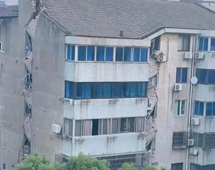陸社區大樓驚傳下沉！深夜突然「外牆裂開、屋頂凹陷」居民急撤