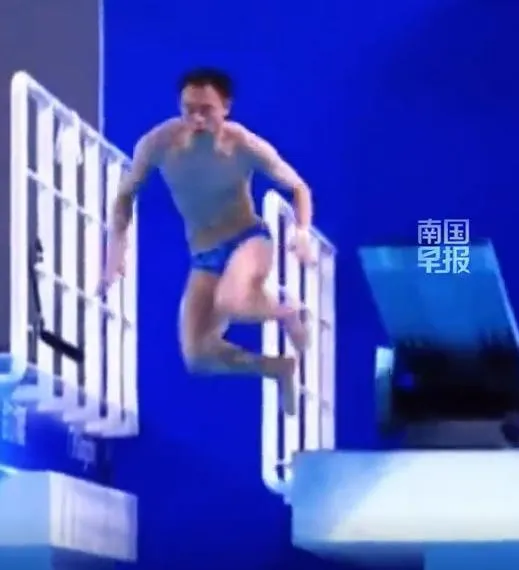影/尷尬！陸跳水選手失誤沒跳起慘跌入水　當場吞「零分」