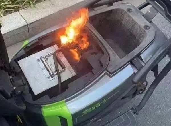 電動機車騎到一半電池起火燒穿褲　男自嘲：燃燒吧！火鳥