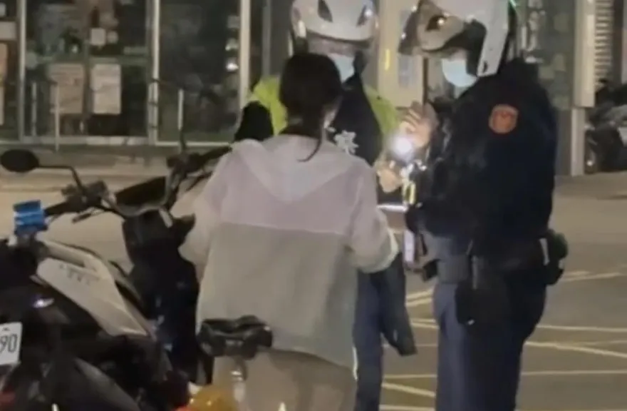 影/新北女騎Ubike沿路搖晃　警攔查搜出喪屍菸彈