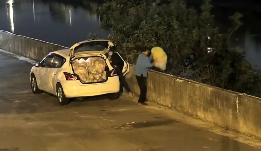 影/彰化驚見整車垃圾丟洋子厝溪！　清潔隊門口變「垃圾山」