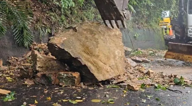 影/宜蘭員山鄉天降3噸巨石！　蜊埤路雙向交通一度遭阻斷