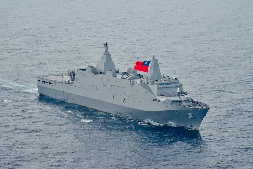 玉山號兩棲艦俥葉缺損　海軍：將就人為、環境及外力調查