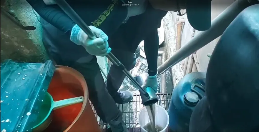 高雄電鍍廠排廢水！鳳山溪慘變「墨綠毒流」 環保局重罰