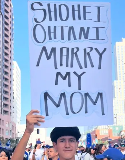 MLB/球迷舉牌：大谷娶我媽！　田中真美子笑開懷了