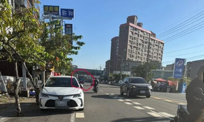 公車過站不停？高雄交通運輸遭轟「沒救」　駕駛辯「逆光」惹禍