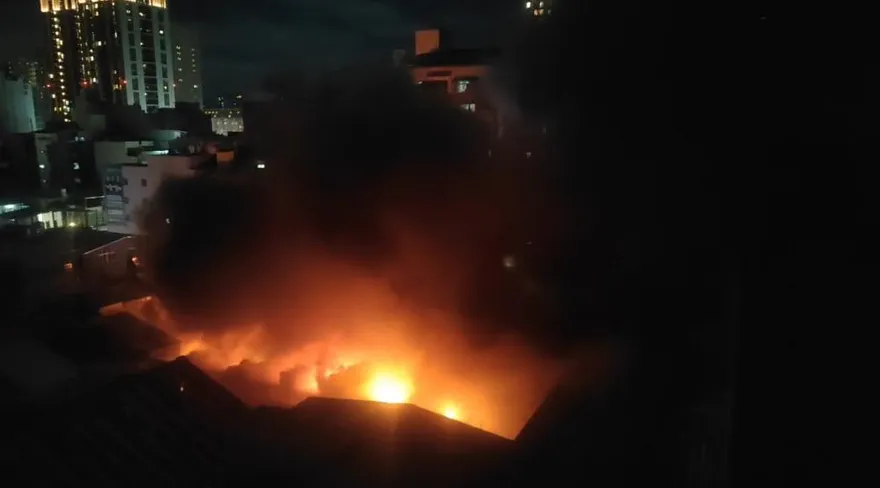 影/桃園南門市場攤販突竄火舌　消防人員全力搶救