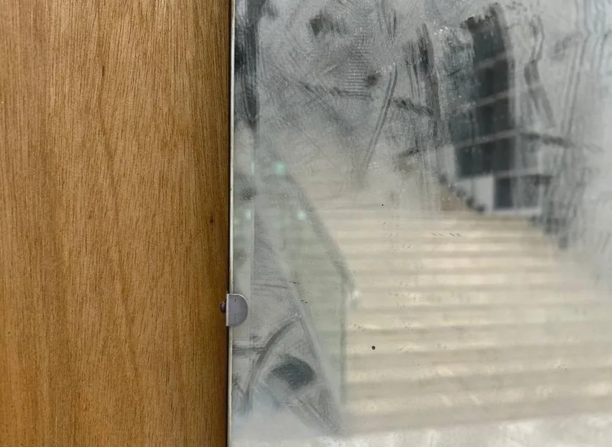 特展作品遭志工誤認髒汙擦拭　基隆文觀局向創作者致歉