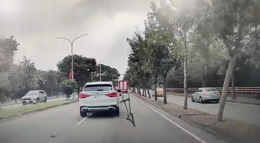 影/上班驚魂！砂石車防捲桿突掉落　前車閃過、後車被砸中