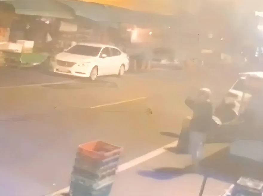 影/下1秒狂燃！桃園南門市場大火「出事瞬間影像」曝光