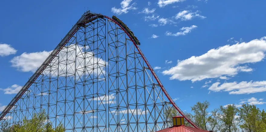 雲霄飛車飆速時「安全帶鬆脫」　女童尖叫求救…前排夫婦神救援