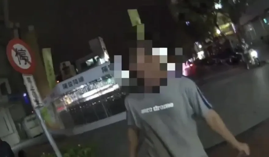 影/新莊醉男晚間補習班外遊蕩嚇壞人　警強制管束帶回