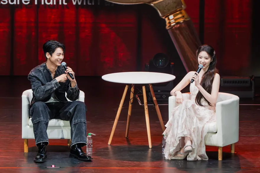 首辦見面會展演技！舒華重現《背著善宰跑》名場面　頭靠林柏宏肩上超羞