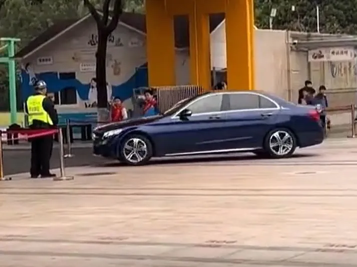 影/好大的架子！陸學生校門列隊向「開車老師」問好　遭網罵翻