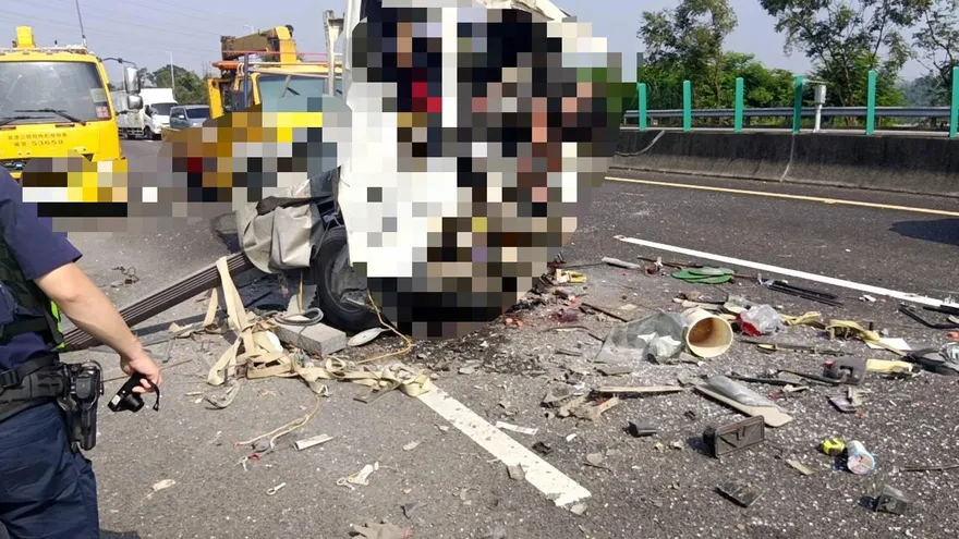 國道3號竹崎交流道追撞車禍　2死1傷、車流大回堵