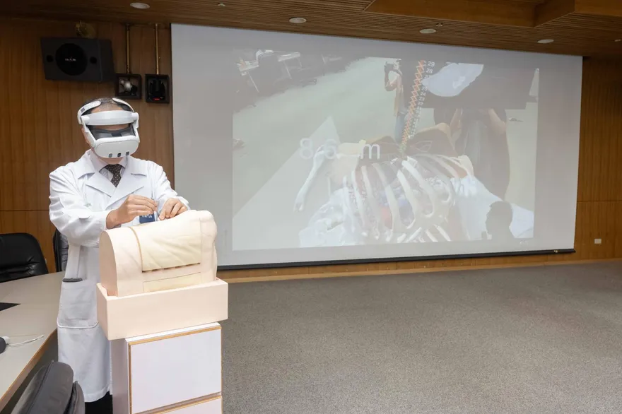 「鋼鐵人」畫面再現！台大打造手術模擬輔助平台　只要10分鐘