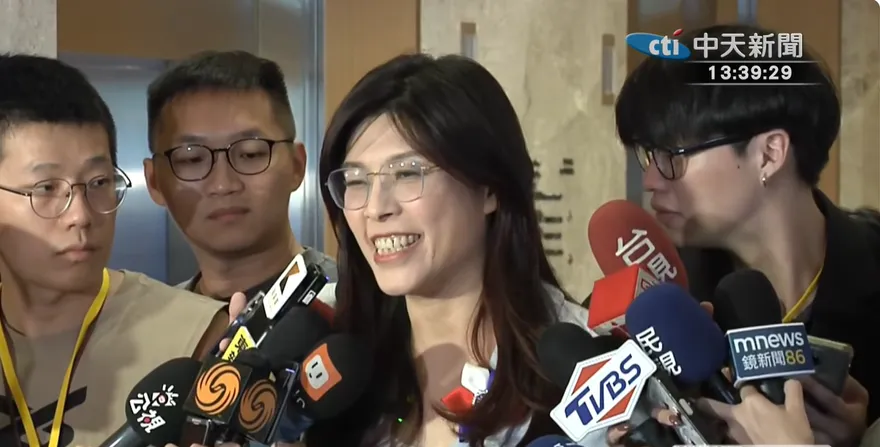 影/「AI女神」董佳瑜掌KMT國際部　鄭麗文親回應：老幹新枝