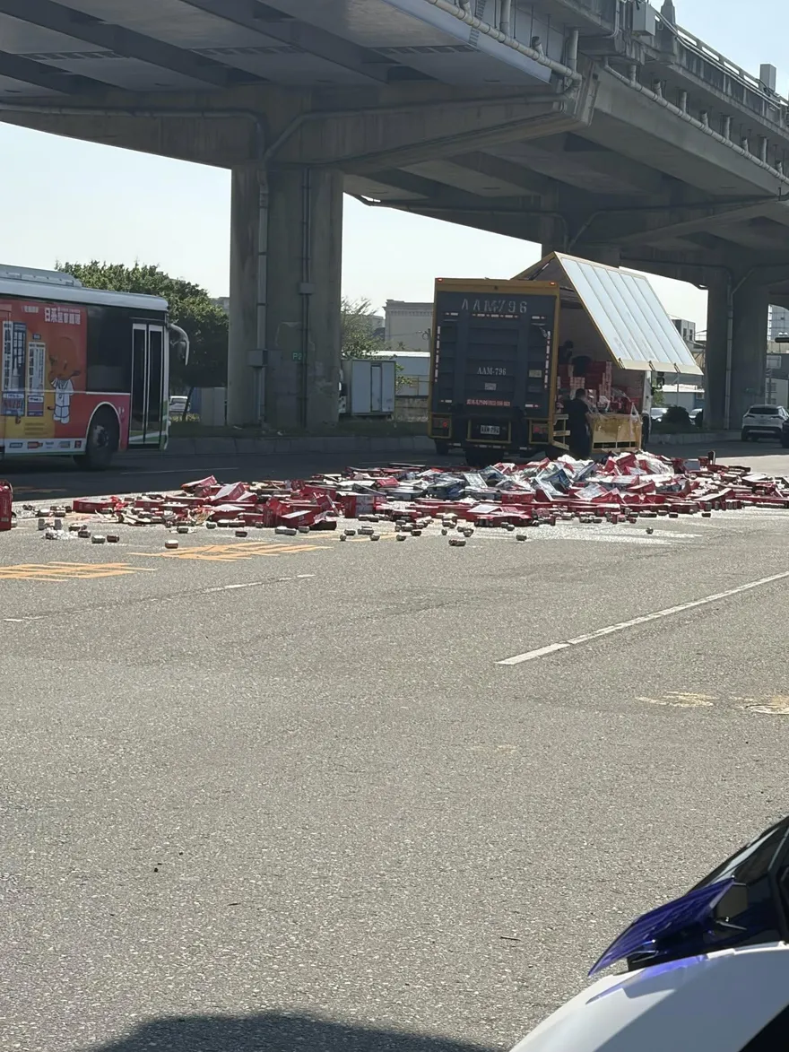 馬路上開趴？梧棲貨車轉彎失誤　數百箱啤酒炸裂馬路