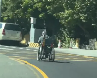 影/「投」文字D？南投草屯現「輪椅伯飆車」　恐吃4100元罰單