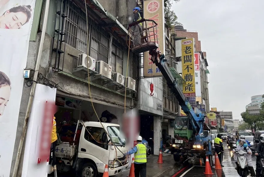 中和色情養生館抓了又開　市府建管處怪手進場強勢拆除