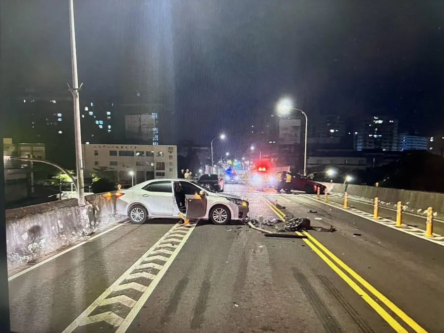 影/桃園中豐陸橋2轎車對撞　22歲男稱恍神偏離車道釀禍