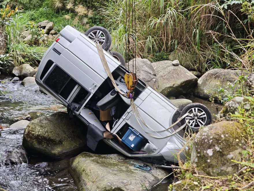新竹北埔廂型車撞壞紅磚　整輛慘翻落內豐石橋下