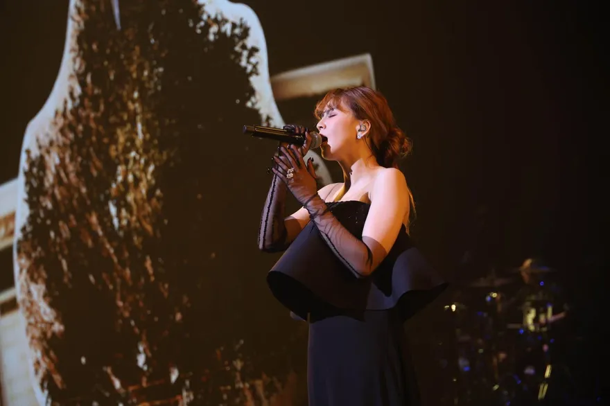 曾沛慈戴450萬珠寶北流開唱　與男舞者互動羞喊：老公不要看