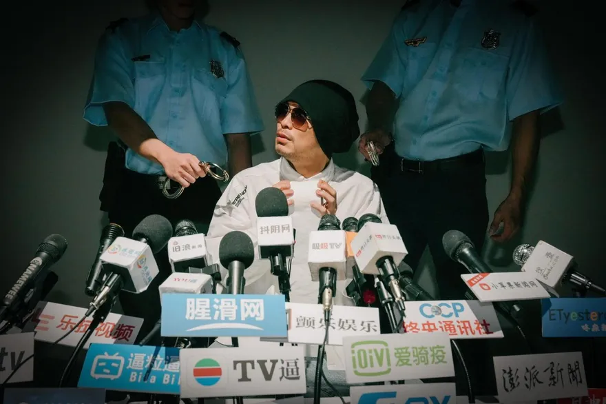 黃明志涉命案！星馬鞭刑制度「打一鞭就半死」　皮開肉綻只能趴睡