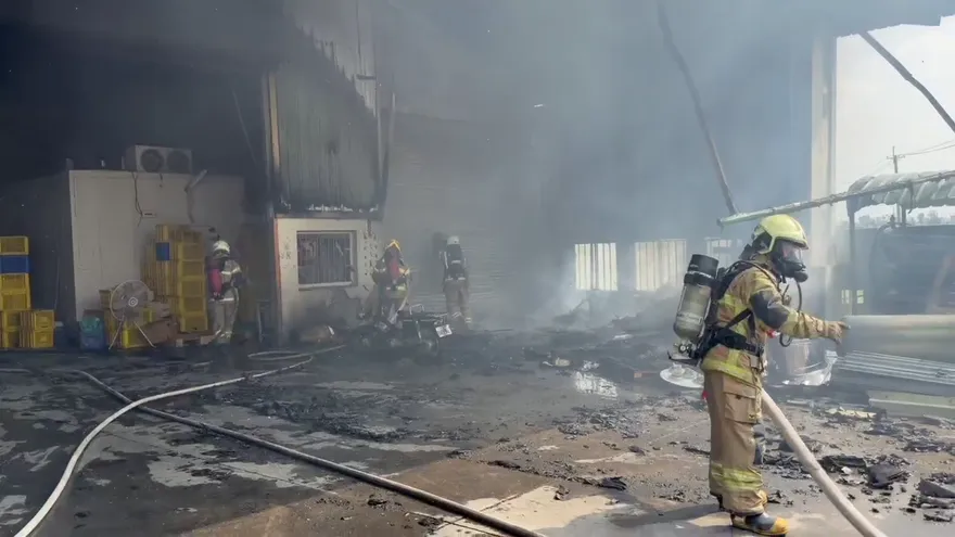 影/台南驚見碾米廠大火！黑煙「狂竄包圍」1人緊急送醫