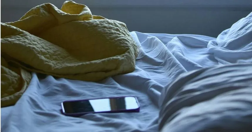 睡前滑手機「害你睡不好」？　研究：沒你想像的嚴重