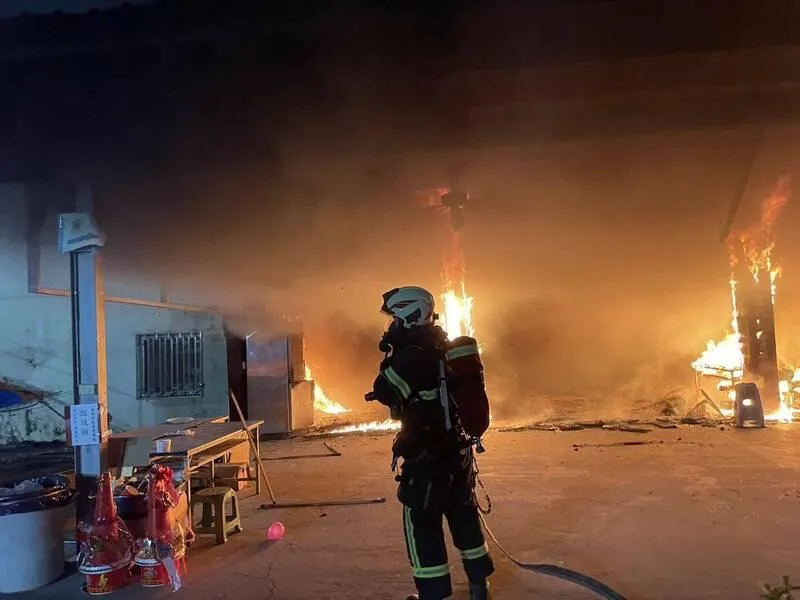 彰化知名廟宇大火！「鐵皮倉庫燒起來」驚險直擊