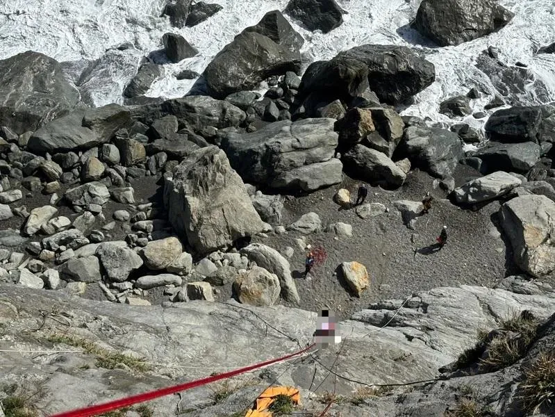 影/慟！花蓮象鼻隧道爆噩耗「女遭浪捲無生命跡象」